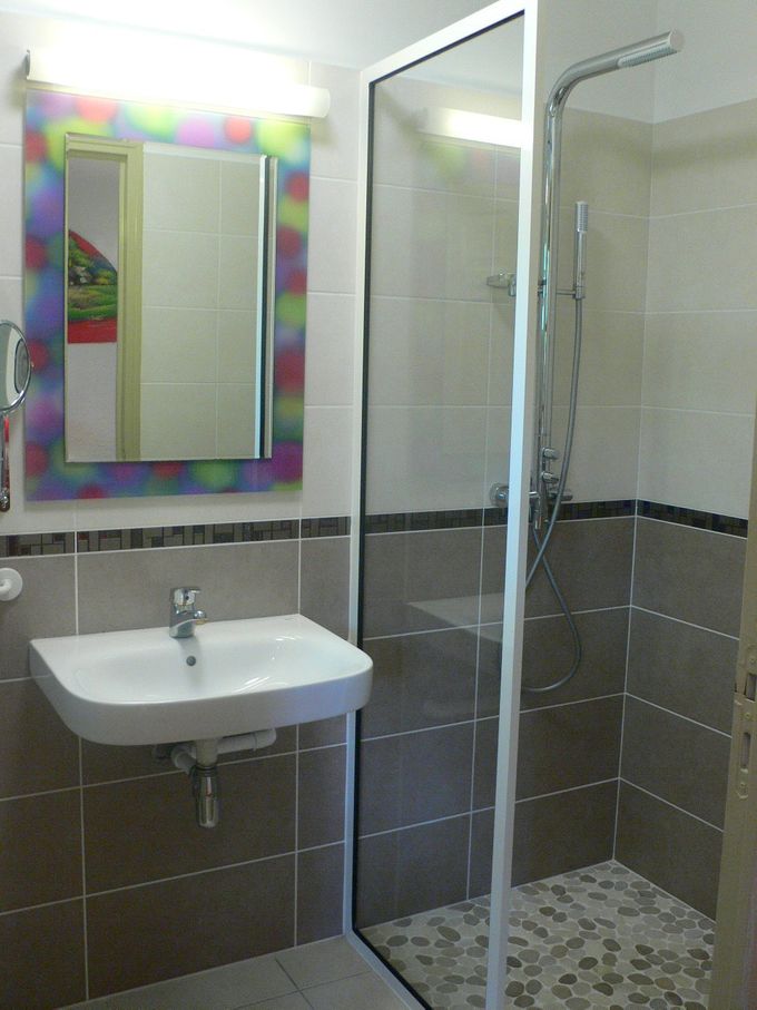 La salle de douche à l'italienne et WC